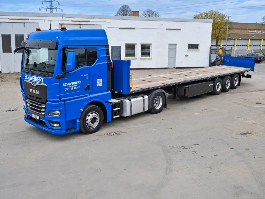 Tieflader von Schweinert Transporte mit geladener Maschine